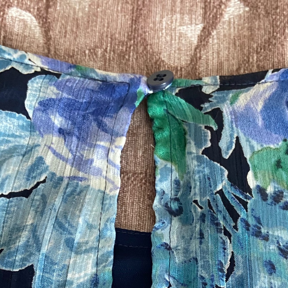 COLLECTIVE CONCEPTS FLORAL TOP - Picture 10 of 11